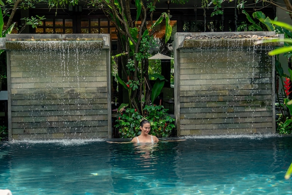 2 outdoor pools, pool umbrellas