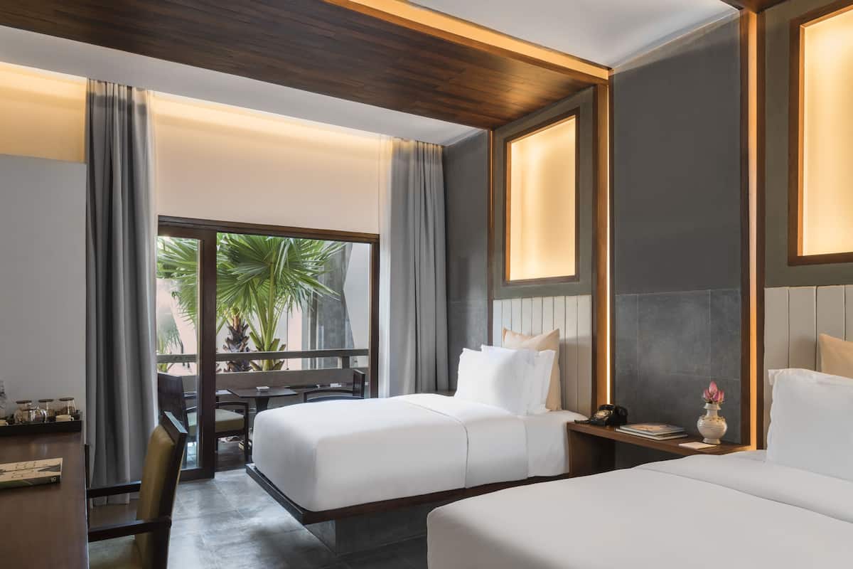 Deluxe kamer, 1 twee- of 2 eenpersoonsbedden | 1 slaapkamer, luxe beddengoed, een gratis minibar, een kluis op de kamer