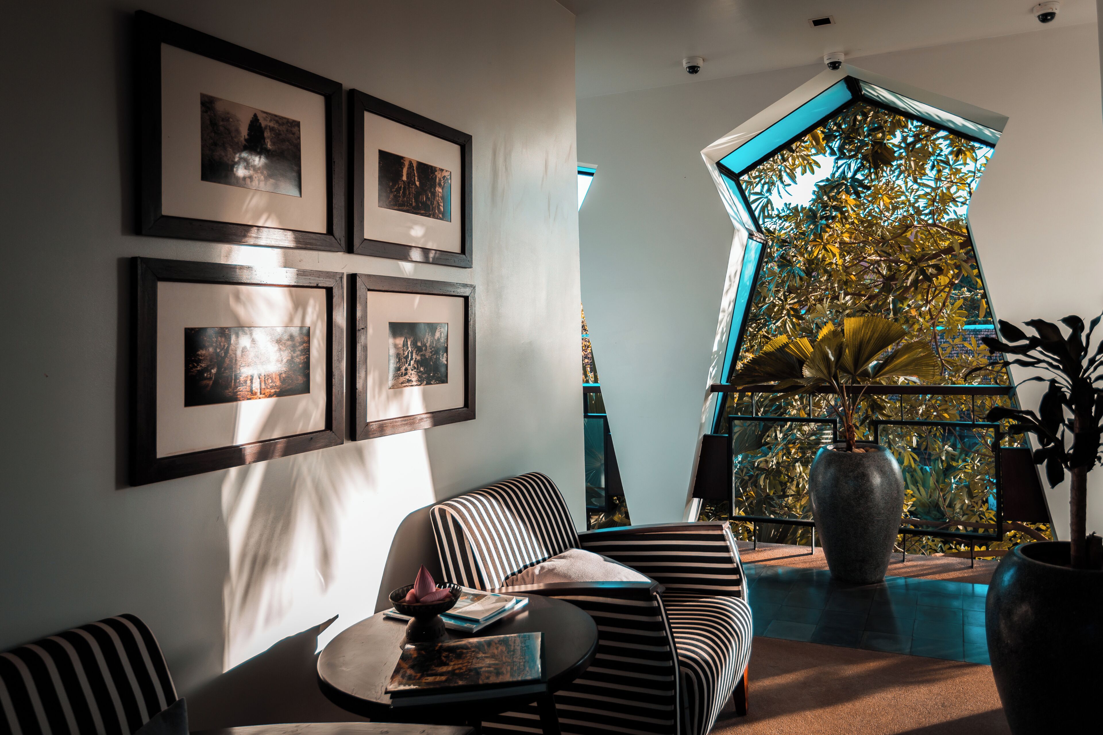 Una sala de estar moderna con un sofá, una mesa de centro y cuadros en la pared.