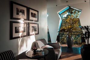 Un salon moderne avec un canapé, une table basse et des tableaux encadrés accrochés au mur.