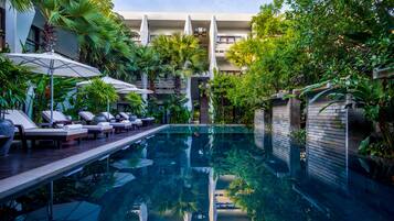 2 outdoor pools, pool umbrellas