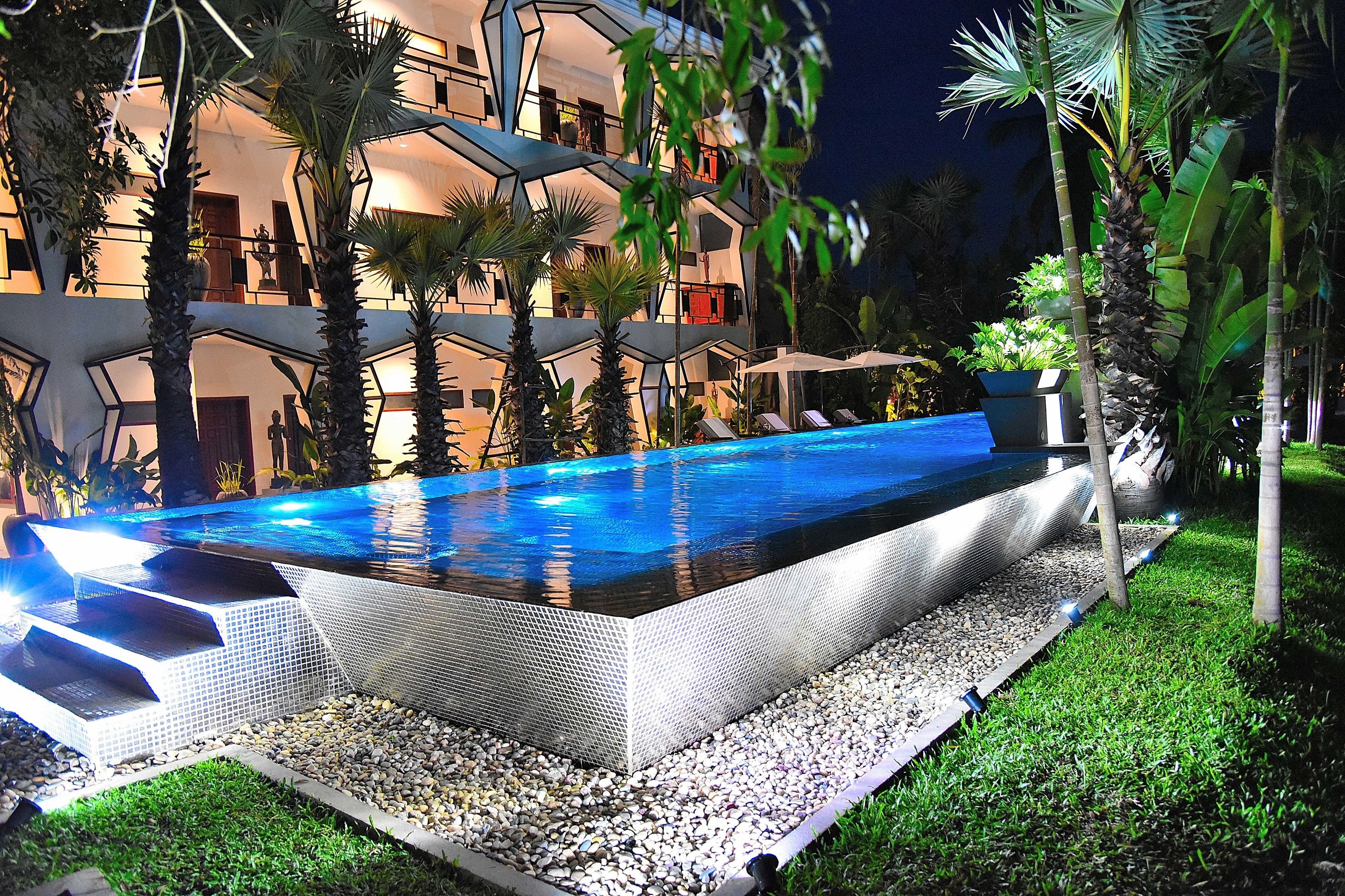 2 outdoor pools, pool umbrellas