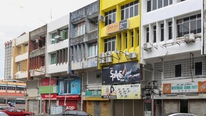 A multi-story building with various businesses, including a hotel named "The Space Inn" and a restaurant called "Restoran Soon Fatt". - Hotel O The Space Inn (Kuala Terengganu)