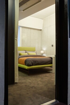 Premium bedding, in-room safe, blackout curtains, soundproofing