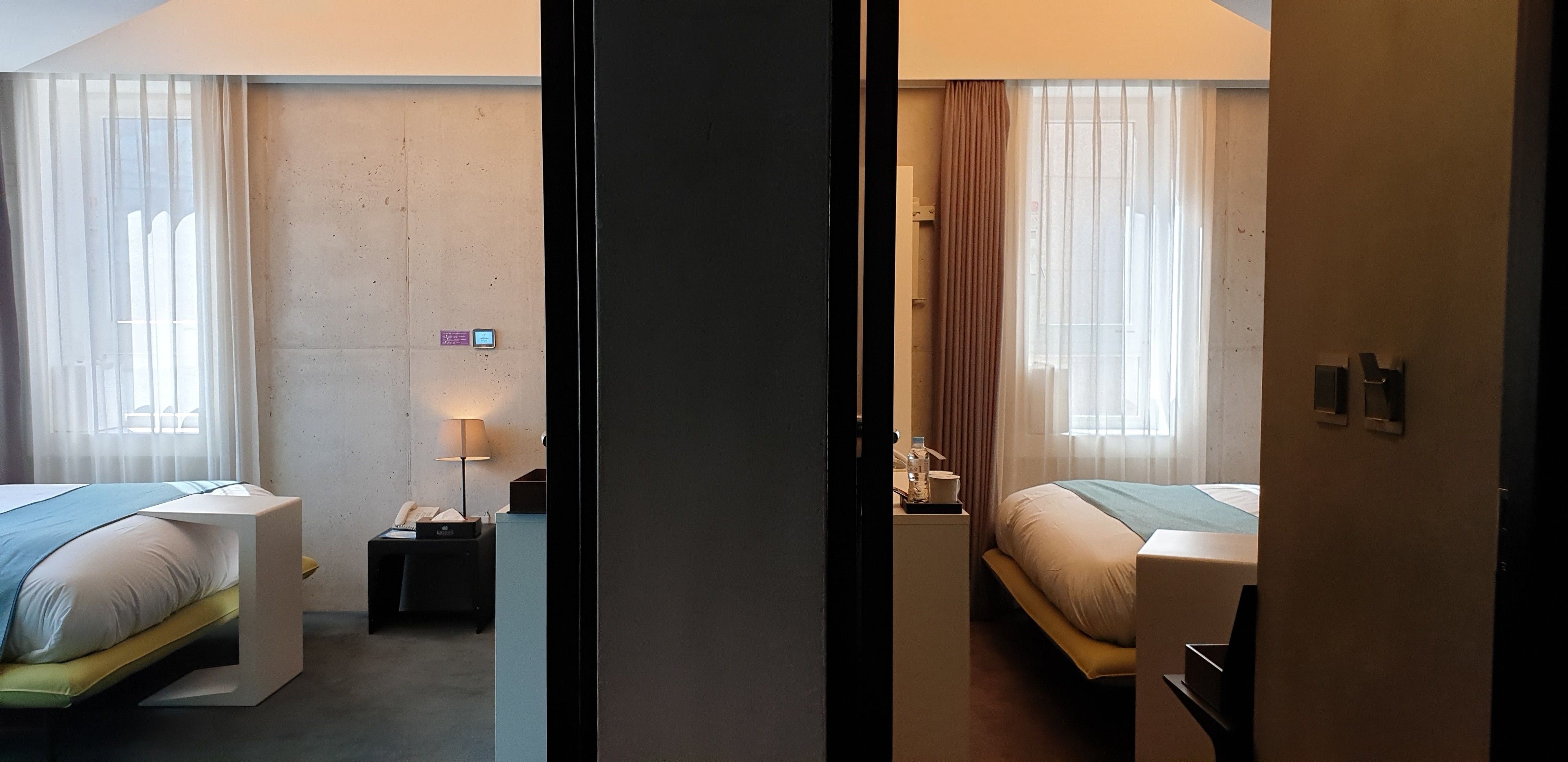 Ropa de cama de alta calidad y caja de seguridad en la habitación 