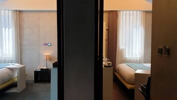 Ropa de cama de alta calidad y caja de seguridad en la habitación