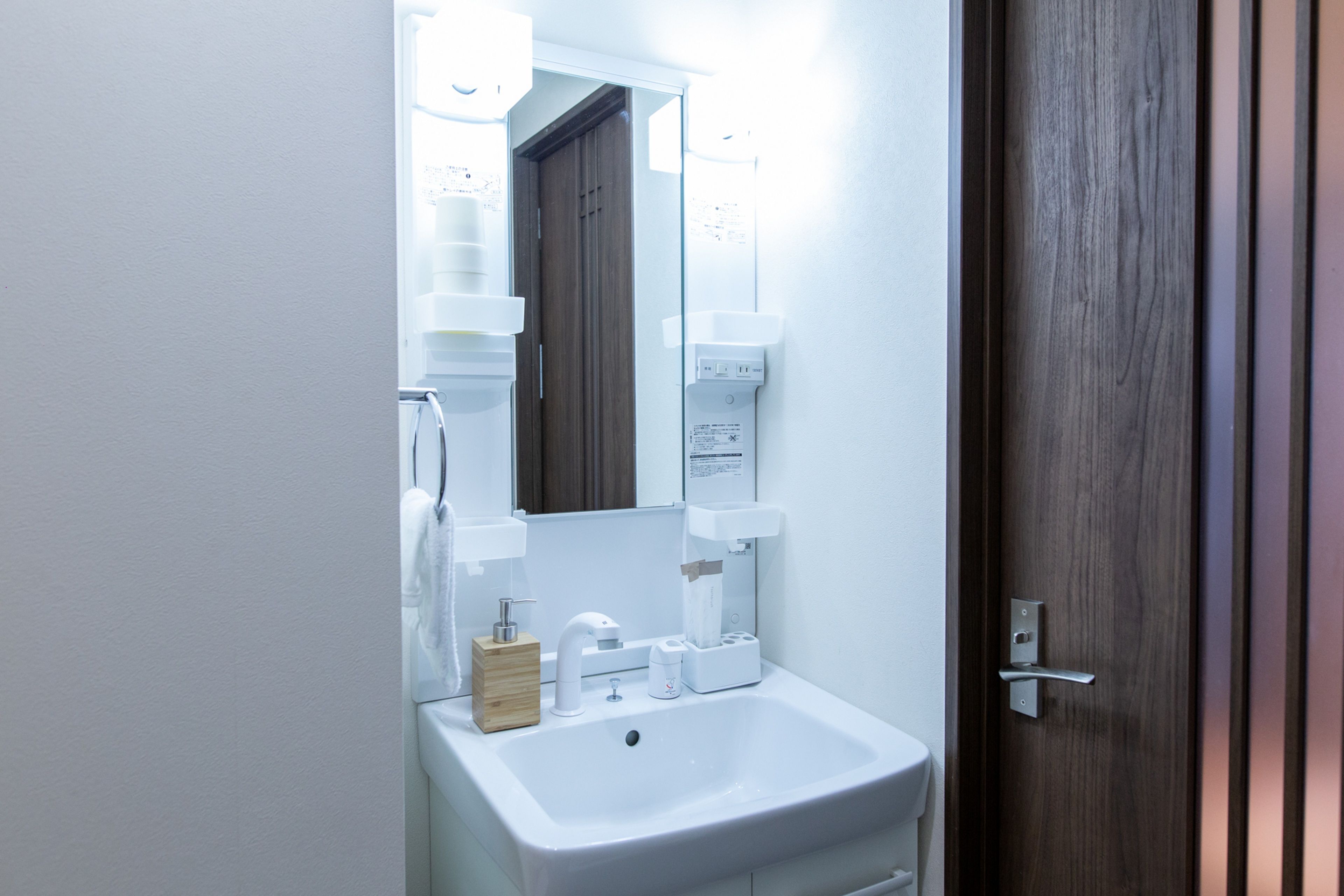 combined shower/bathtub, hair dryer, slippers, bidet