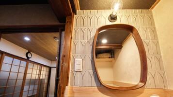 傳統聯排別墅 (Japanese Style, up to 5 people) | 浴室 | 獨立浴缸及淋浴設備、免費梳洗用品、風筒、拖鞋