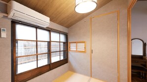 A room with a sliding door, a window with frosted glass, and an air conditioning unit. - Kyomachiya KANAU (Kyoto)
