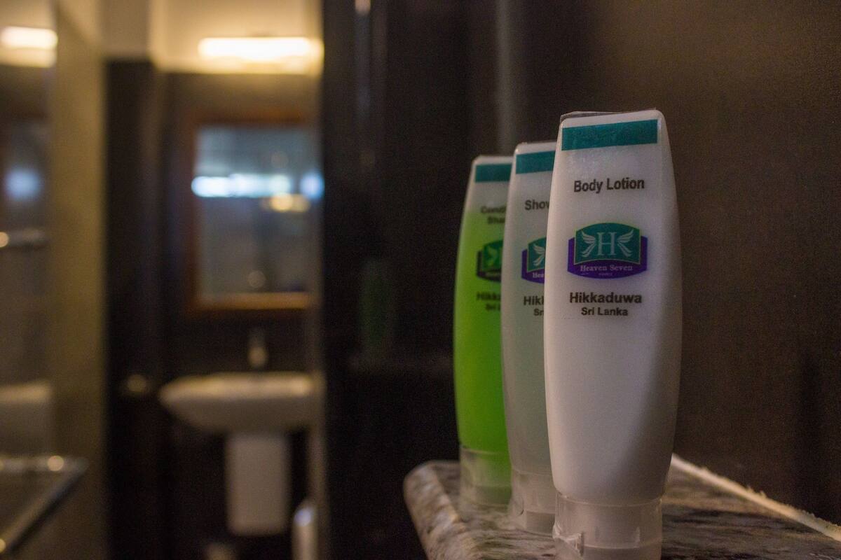 Dusche, kostenlose Toilettenartikel, Handtücher