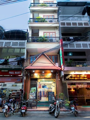 Fachada de la propiedad por la tarde o noche