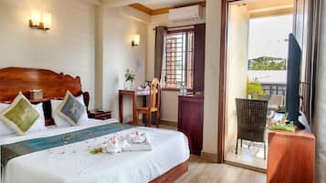 Een minibar, een kluis op de kamer, een bureau, gratis wifi