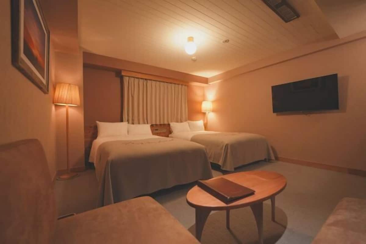Minibar, in-room safe, free WiFi