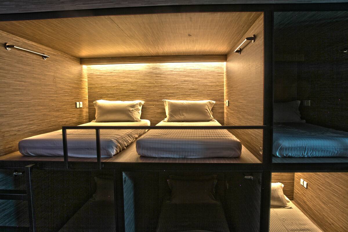 Chambre (Couple Pod in Mixed Room)