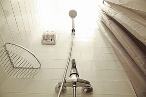 Douche, articles de toilette gratuits, sèche-cheveux, bidet