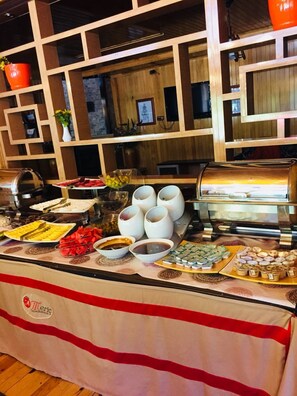 Free daily buffet breakfast - Meric Hotel (Çaykara)