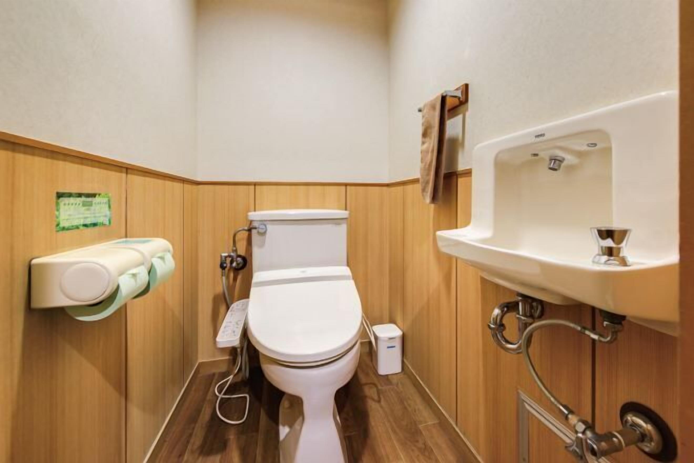 Kamar mandi | Shower, perlengkapan mandi gratis, pengering rambut, dan sandal
