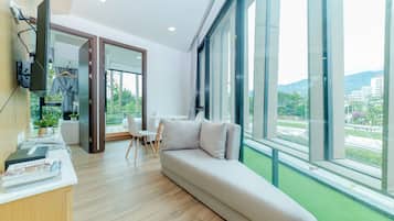 Habitación triple Deluxe | Ropa de cama de alta calidad y caja de seguridad en la habitación