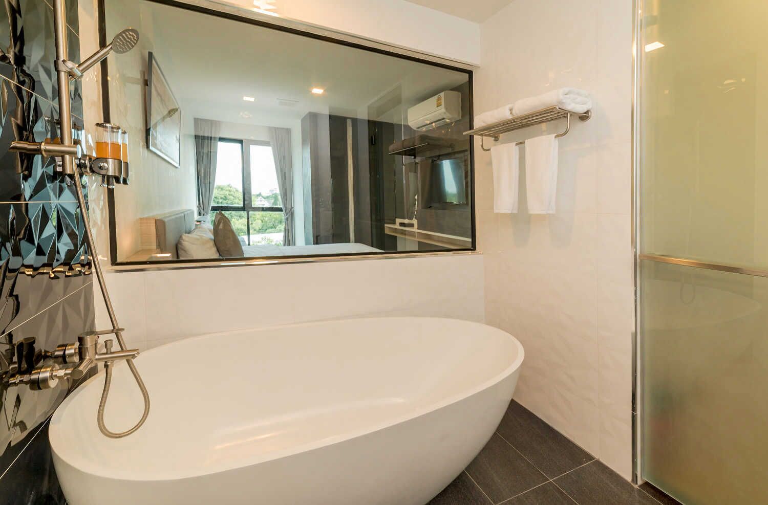 suite, 1 bedroom | bathroom | free toiletries, hair dryer, bathrobes, slippers