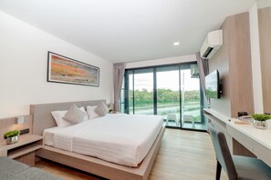 Deluxe Double Room with Balcony | Sängtillbehör av högsta kvalitet och värdeförvaringsskåp på rummet