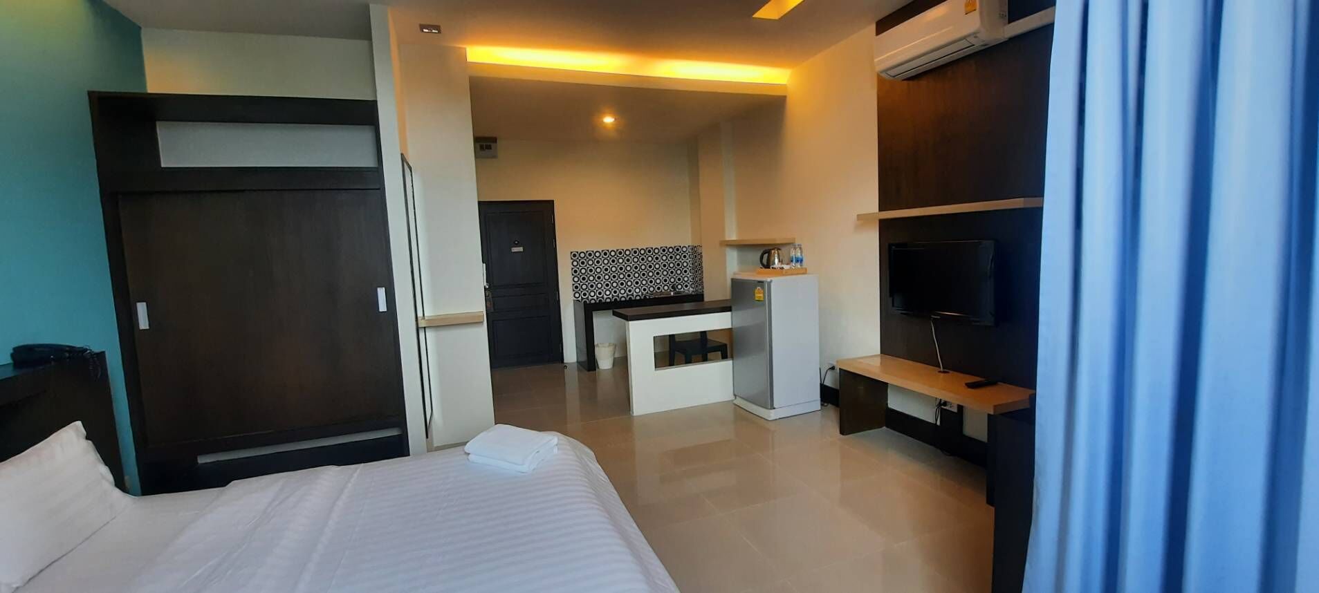 deluxe room | desk, blackout curtains, free wifi