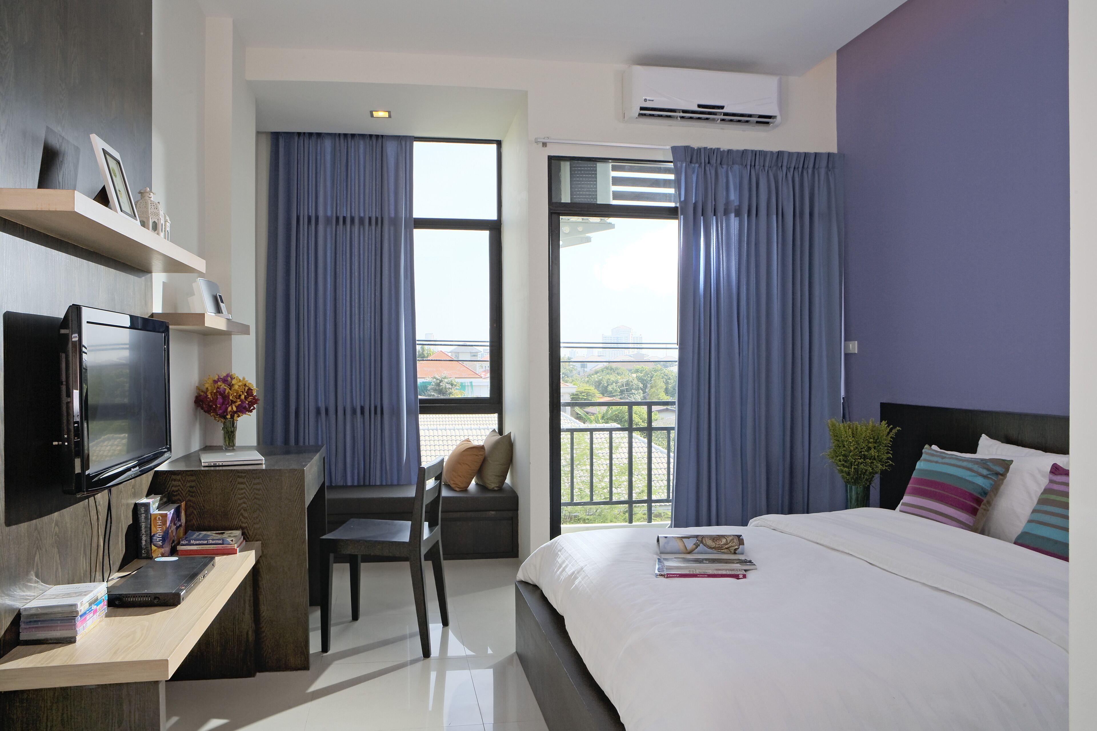 studio double | desk, blackout curtains, free wifi