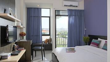 Studio Double | Desk, blackout curtains, free WiFi