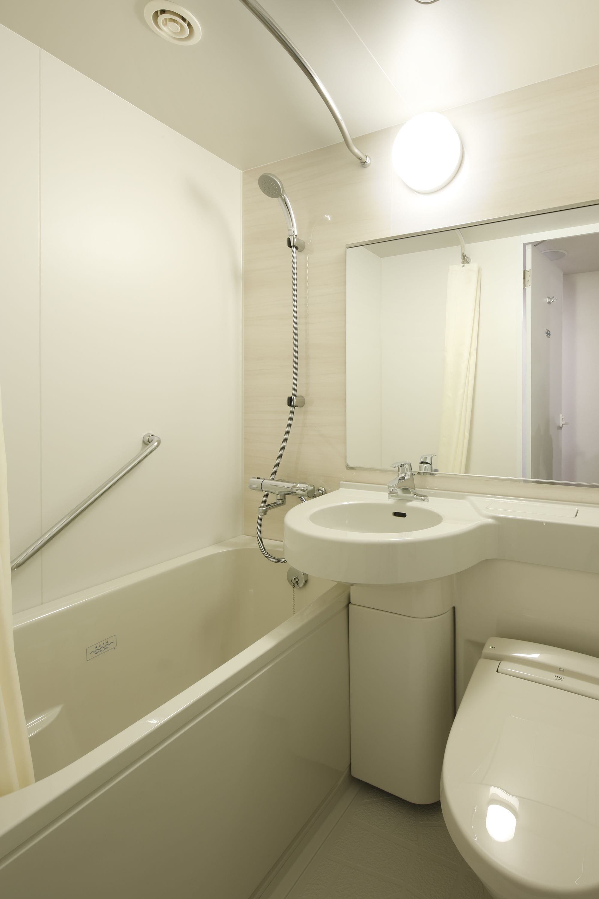 combined shower/bathtub, deep-soaking bathtub, free toiletries