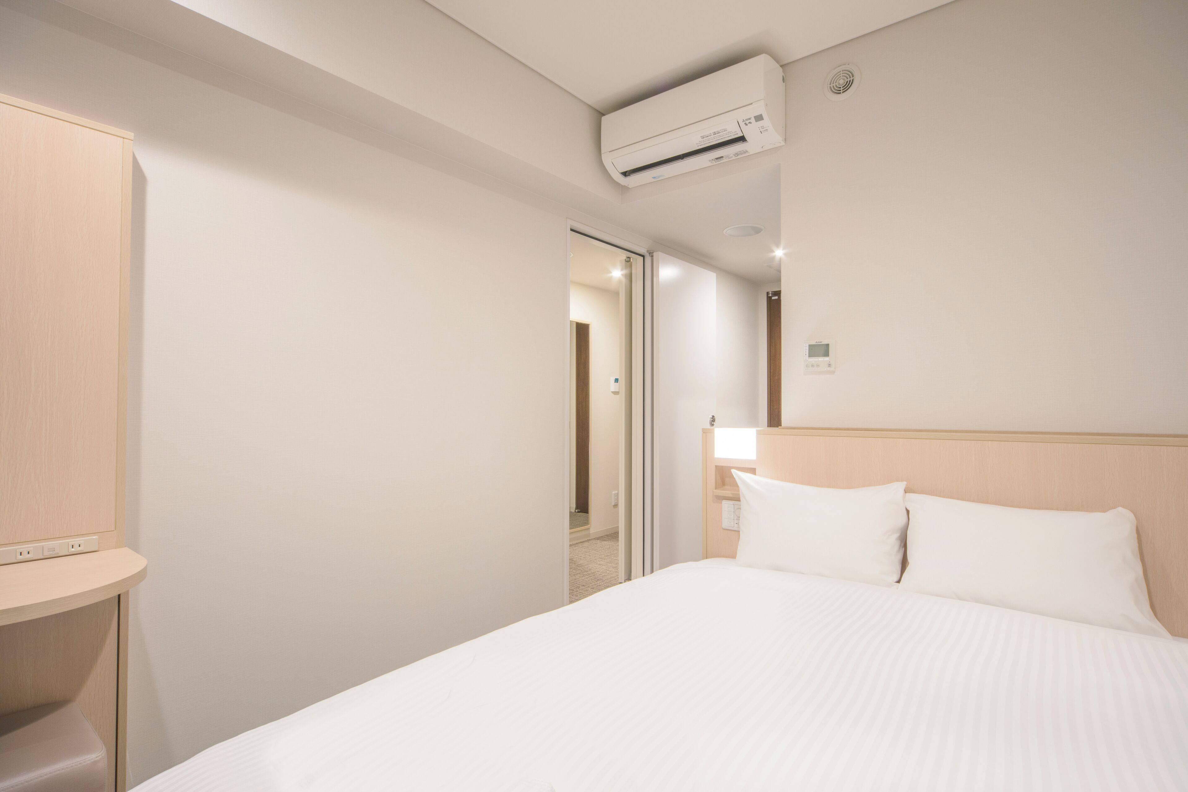 desk, free wifi, bed sheets, wheelchair access