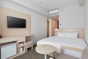 Desk, blackout curtains, free WiFi, bed sheets - Sotetsu Fresa Inn Kyoto Hachijoguchi (Kyoto)
