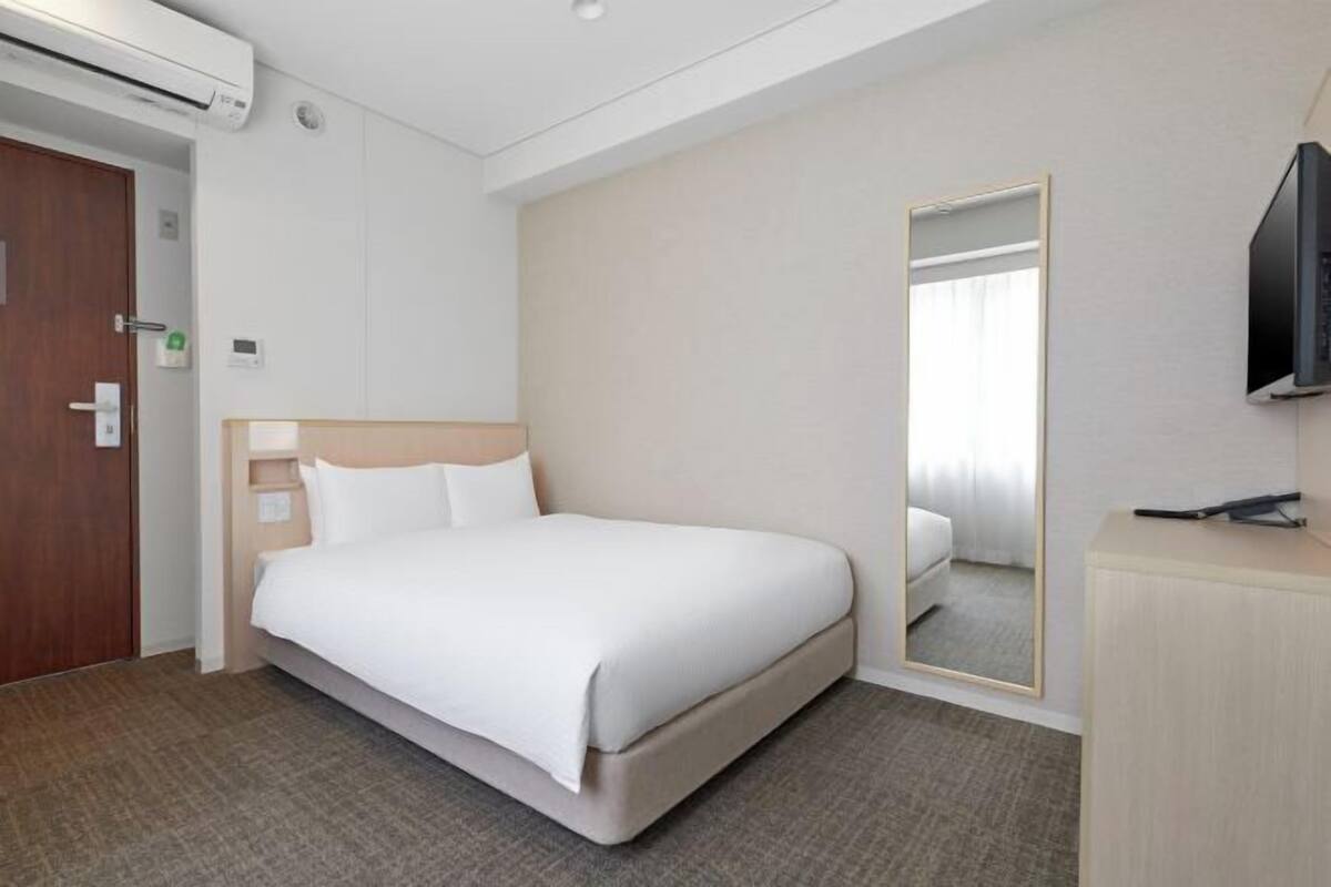 Desk, free WiFi, bed sheets, wheelchair access