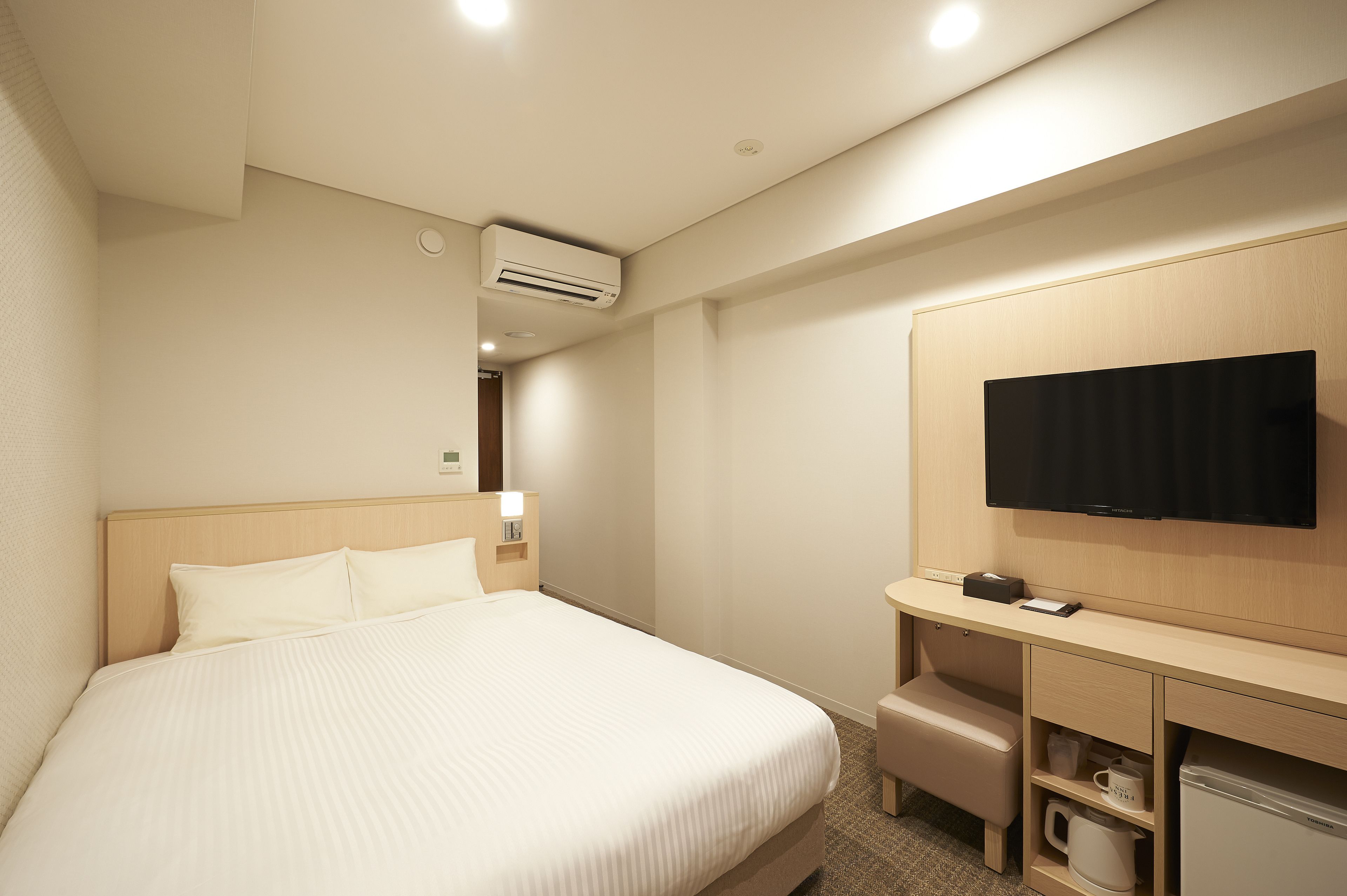 desk, free wifi, bed sheets, wheelchair access