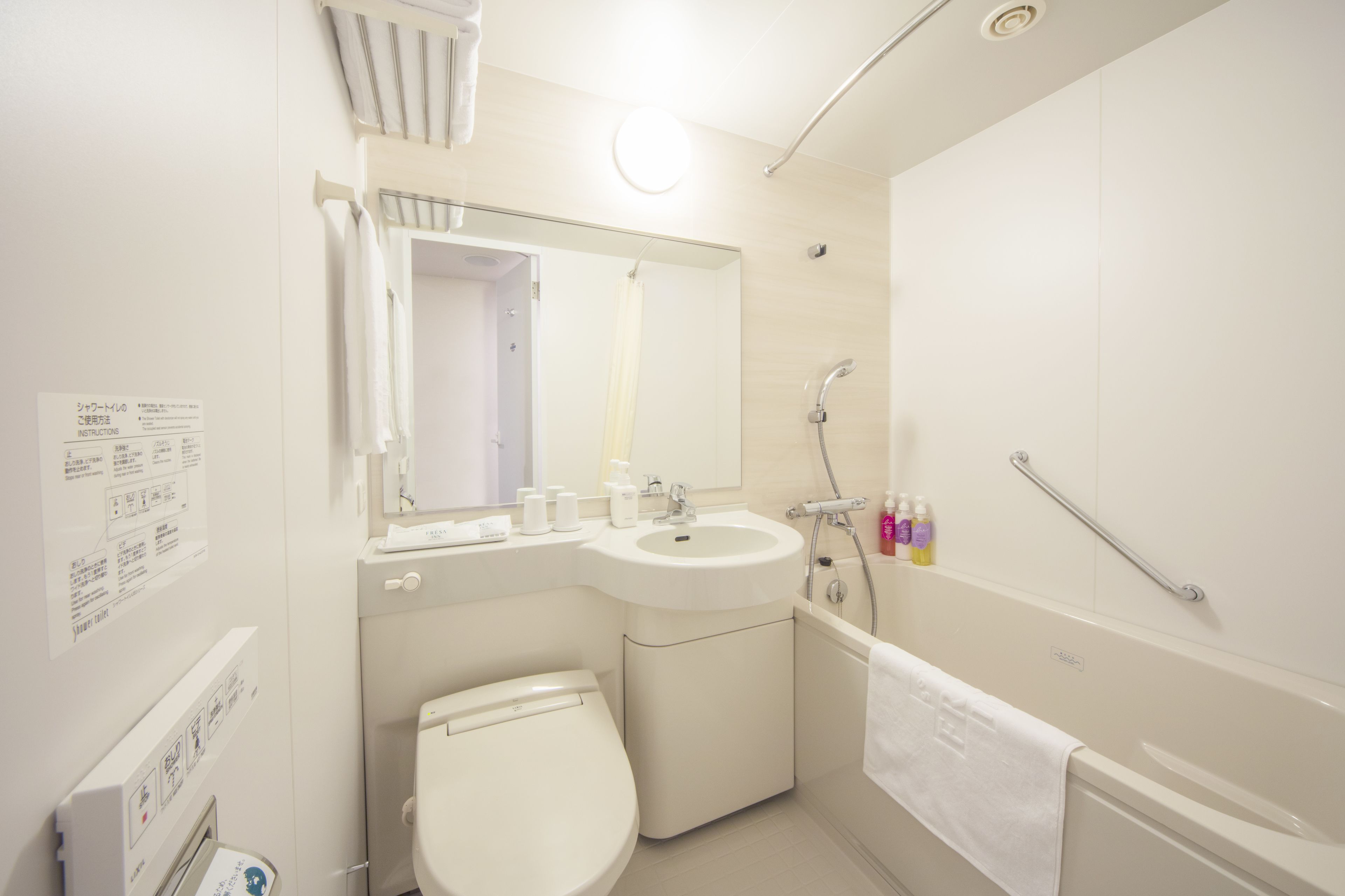 combined shower/bathtub, deep-soaking bathtub, free toiletries