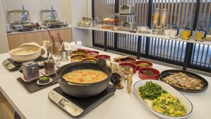 Een buffet met verschillende gerechten en een weegschaal.