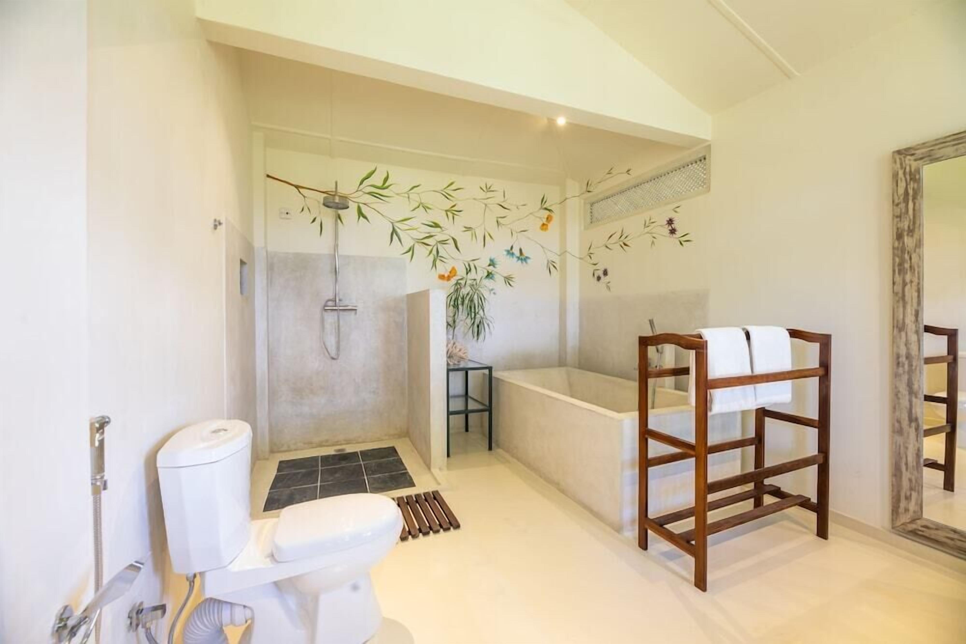 Ein modernes Badezimmer mit Toilette, Dusche und Badewanne.