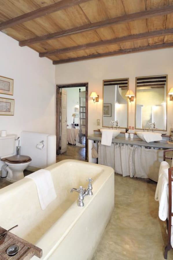 Suite | Badezimmer | Kostenlose Toilettenartikel, Handtücher