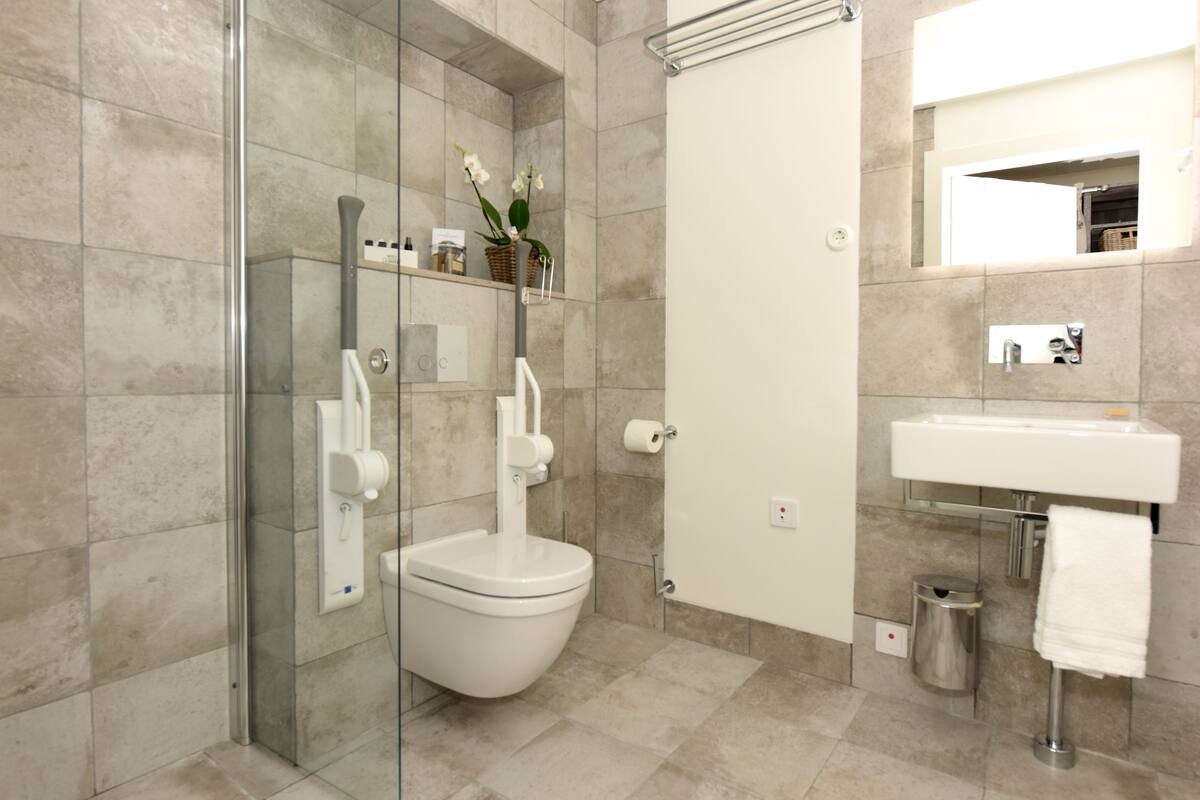 deluxe suite, 2 bedrooms, accessible, hill view | bathroom | shower, free toiletries, hair dryer, slippers