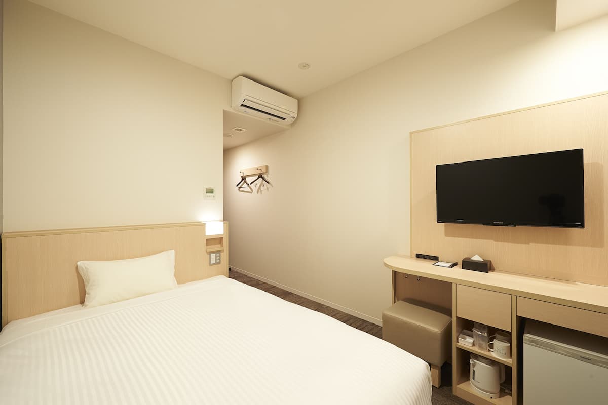 Desk, soundproofing, free WiFi, bed sheets