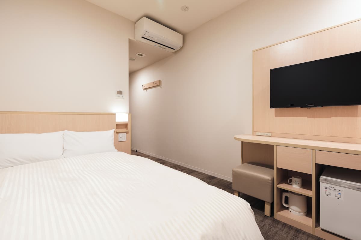 Desk, soundproofing, free WiFi, bed sheets