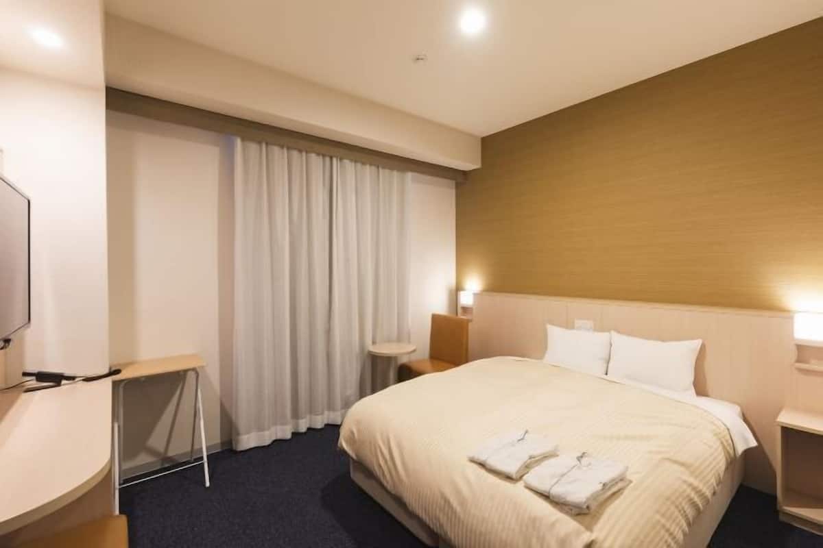 Desk, soundproofing, free WiFi, bed sheets