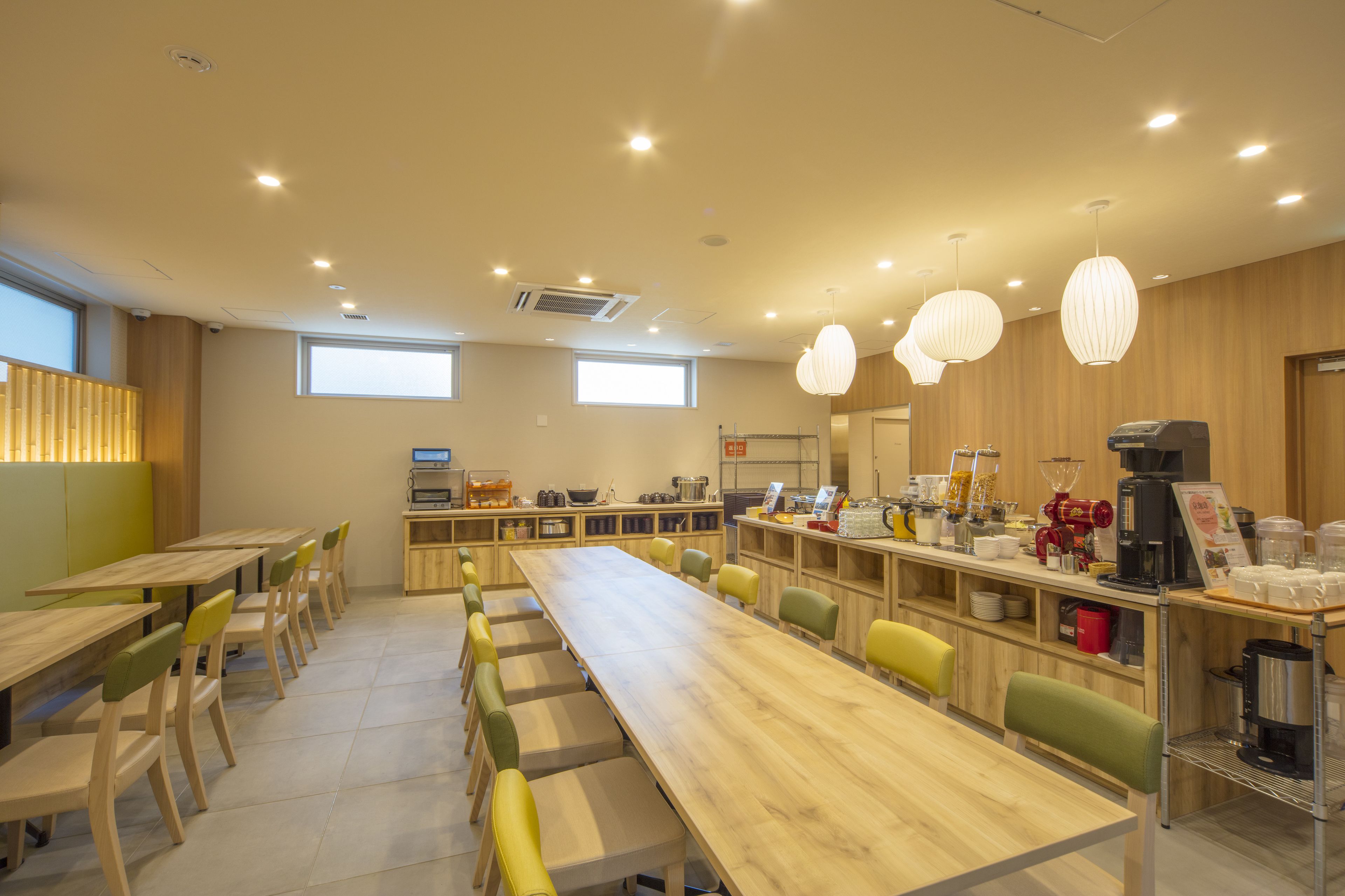 Daily buffet breakfast (JPY 1400 per person)