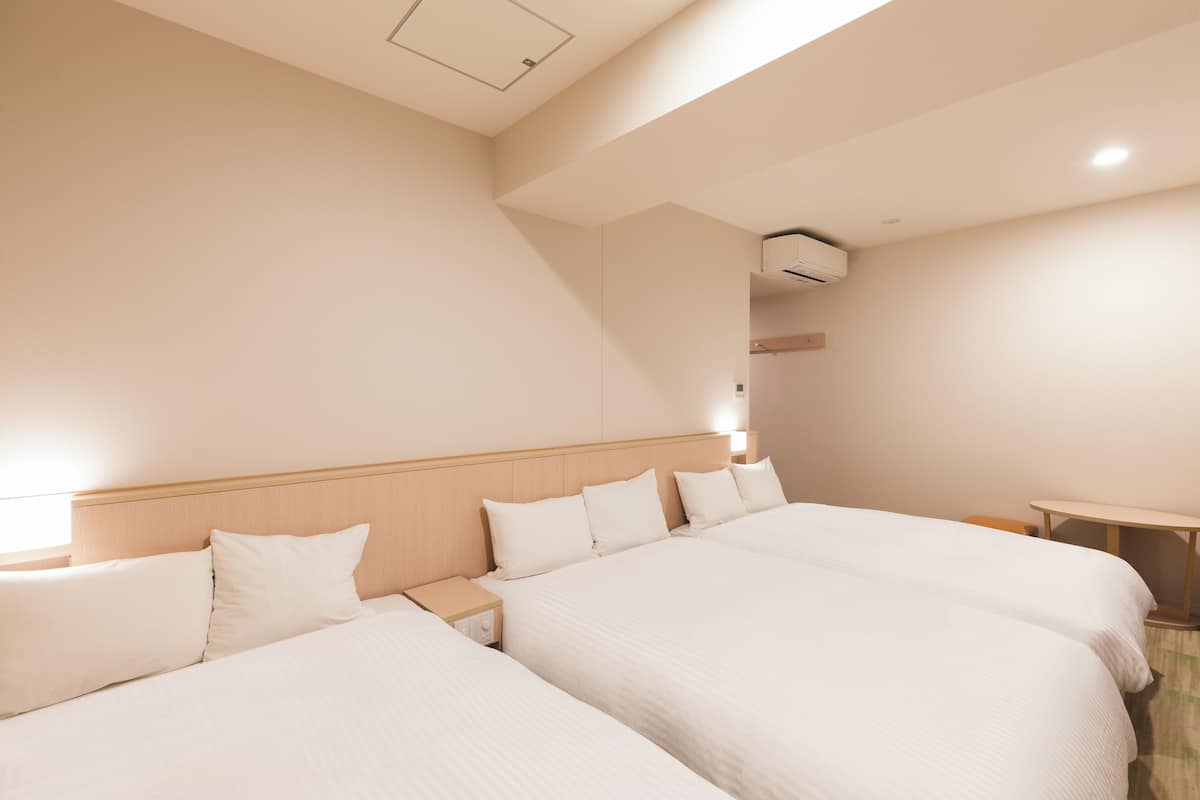 Triple Room, Non Smoking | Desk, soundproofing, free WiFi, bed sheets