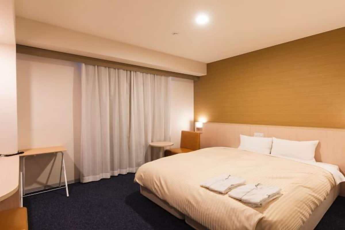 Desk, soundproofing, free WiFi, bed sheets