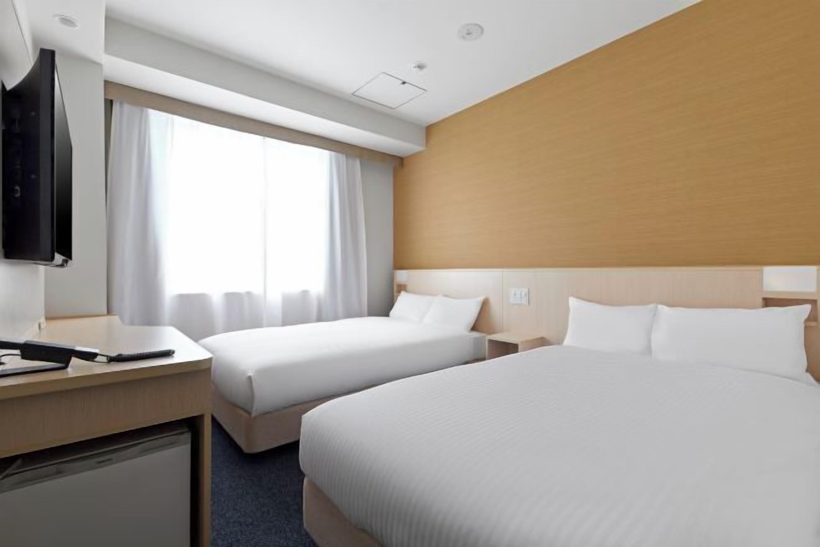 Desk, soundproofing, free WiFi, bed sheets