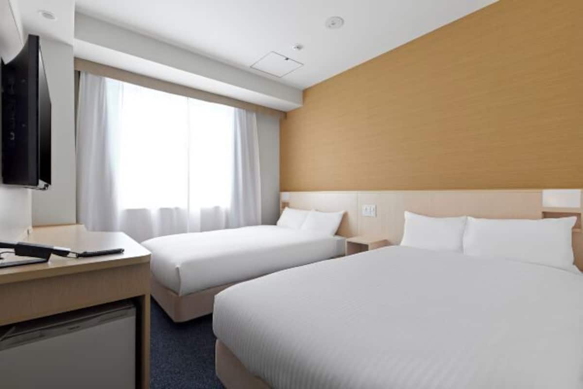 Desk, soundproofing, free WiFi, bed sheets