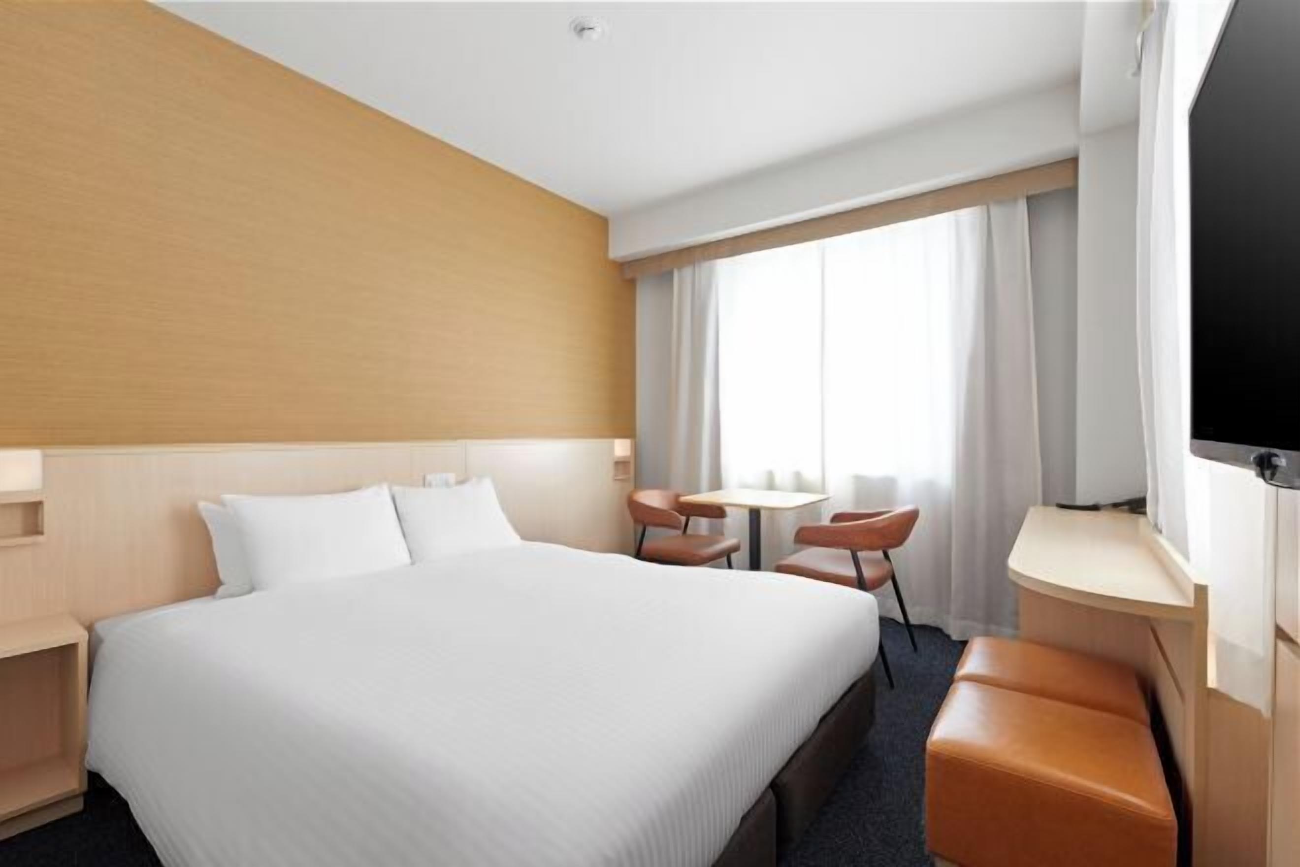 Desk, soundproofing, free WiFi, bed sheets