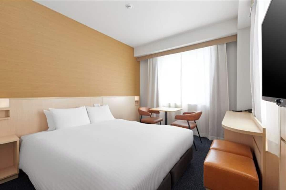 Desk, soundproofing, free WiFi, bed sheets