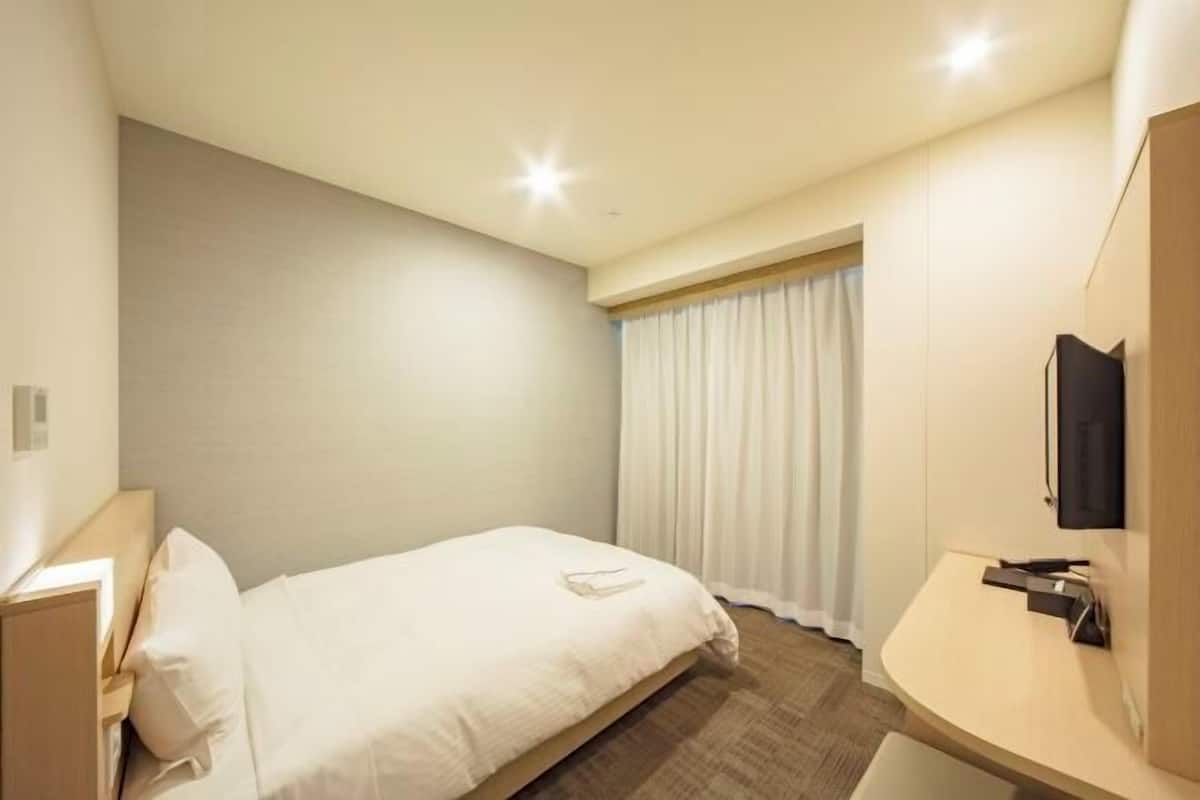 Desk, soundproofing, free WiFi, bed sheets
