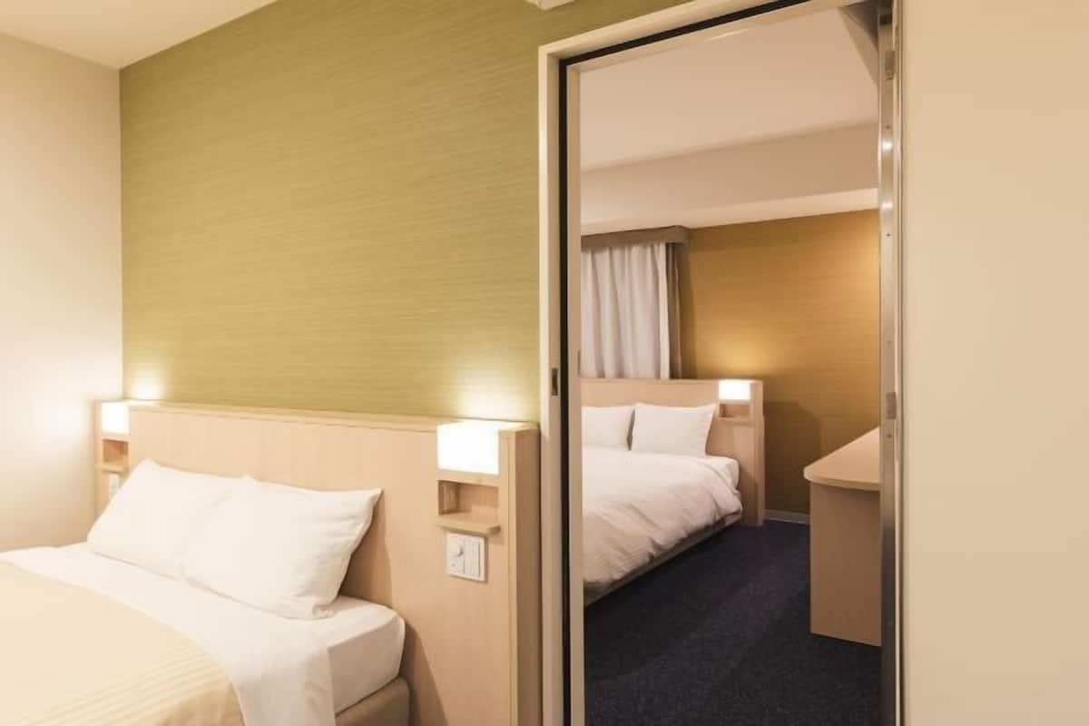 Desk, soundproofing, free WiFi, bed sheets