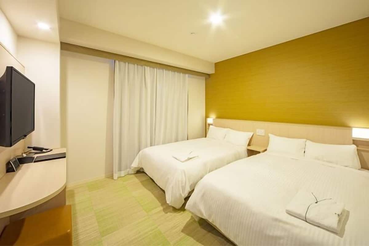 Desk, soundproofing, free WiFi, bed sheets